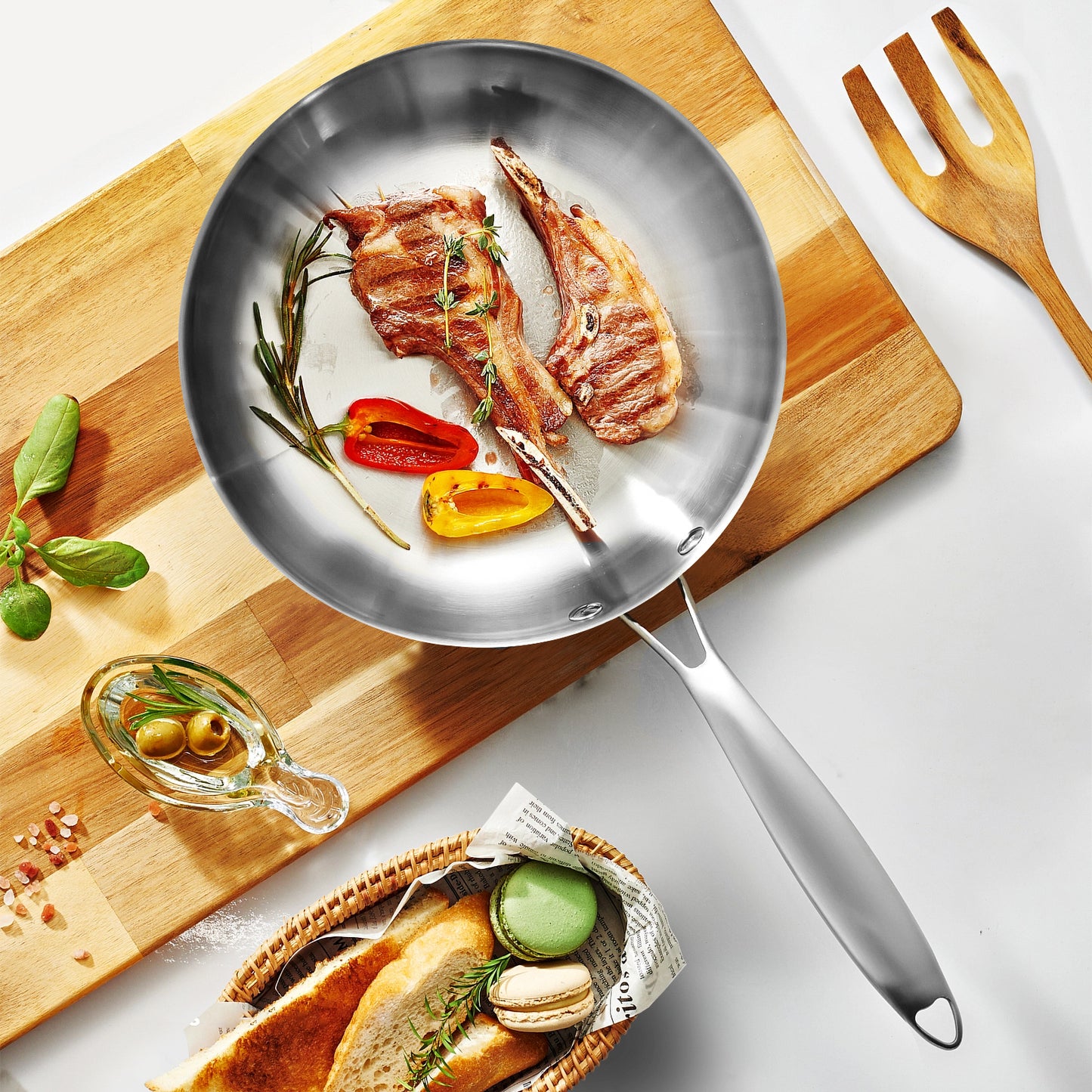 poele inox cotelette agneau piments olive panier pain
