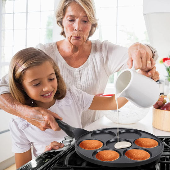 crepiere grand-mere avec fillette preparant crepes