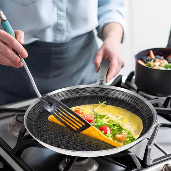 crepiere induction homme faisant crepe legumes