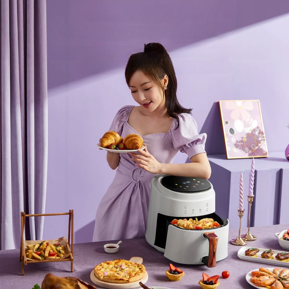 friteuse air blanche panier ouvert table garnie aliment femme croissants