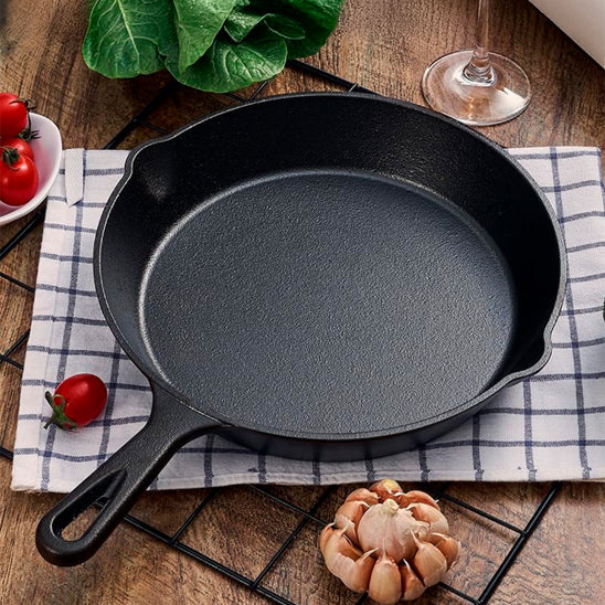 poele fonte vide napperon tomate ail