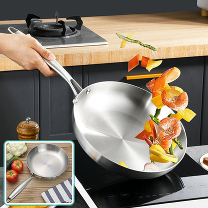 poele inox sautant legumes crevettes